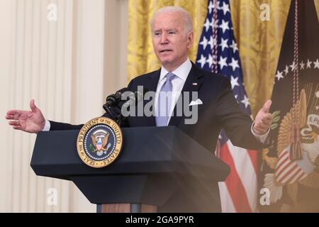 Washington, Vereinigte Staaten. Juli 2021. Der Präsident der Vereinigten Staaten, Joe Biden, spricht am 29. Juli 2021 im East Room des Weißen Hauses in Washington, DC über die nächsten Schritte, um mehr Amerikaner impfen zu lassen und die Ausbreitung der Delta-Variante zu bekämpfen. Quelle: Oliver Contreras/Pool via CNP/dpa/Alamy Live News Stockfoto