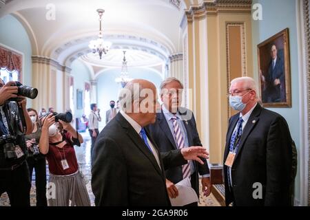 Washington, Vereinigte Staaten. Juli 2021. Die US-Vertreterin Louie Gohmert (Repräsentantin von Texas), links, und der US-Repräsentant Ralph Norman (Republikaner von South Carolina) versuchen, den Eingang des Ohio Clock-Korridors zum Senatskammer zu betreten, werden aber zu einem anderen Eingang umgeleitet, Während Mitglieder des House Freedom Caucus am Donnerstag, den 29. Juli 2021, in die Senatskammer gehen, um gegen die neue Maskenführung im US-Kapitol in Washington, DC zu protestieren. Kredit: Rod Lampey/CNP/dpa/Alamy Live Nachrichten Stockfoto