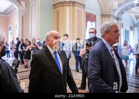 Washington, Vereinigte Staaten. Juli 2021. Die US-Vertreterin Louie Gohmert (Repräsentantin von Texas), links, und der US-Repräsentant Ralph Norman (Republikaner von South Carolina) versuchen, den Eingang des Ohio Clock-Korridors zum Senatskammer zu betreten, werden aber zu einem anderen Eingang umgeleitet, Während Mitglieder des House Freedom Caucus am Donnerstag, den 29. Juli 2021, in die Senatskammer gehen, um gegen die neue Maskenführung im US-Kapitol in Washington, DC zu protestieren. Kredit: Rod Lampey/CNP/dpa/Alamy Live Nachrichten Stockfoto