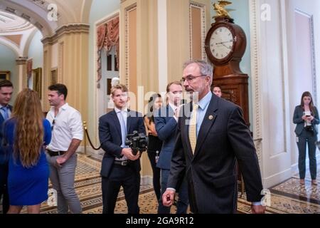 Der US-Repräsentant Andy Harris (Republikaner von Maryland) versucht, den Eingang des Ohio-Uhrkorridors zur Senatskammer zu betreten, wird aber zu einem anderen Eingang umgeleitet, während Mitglieder des House Freedom Caucus in die Senatskammer gehen, um gegen die neue Maskenführung am US-Kapitol in Washington, DC, zu protestieren. Donnerstag, 29. Juli 2021. Kredit: Rod Lampey/CNP Stockfoto