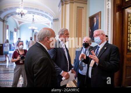 Washington, Vereinigte Staaten. Juli 2021. Die US-Vertreterin Louie Gohmert (Repräsentantin von Texas), links, und der US-Repräsentant Ralph Norman (Republikaner von South Carolina) versuchen, den Eingang des Ohio Clock-Korridors zum Senatskammer zu betreten, werden aber zu einem anderen Eingang umgeleitet, Während Mitglieder des House Freedom Caucus am Donnerstag, den 29. Juli 2021, in die Senatskammer gehen, um gegen die neue Maskenführung im US-Kapitol in Washington, DC zu protestieren. Kredit: Rod Lampey/CNP/dpa/Alamy Live Nachrichten Stockfoto