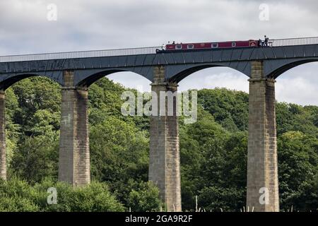 FRONCYSYLLTE, WREXHAM, WALES - JULI 15 : Schmales Boot auf dem Pontcysyllte Aquädukt bei Froncysyllte, Wrexham, Wales, Großbritannien am 15. Juli 2021. Nicht Identifiziert Stockfoto