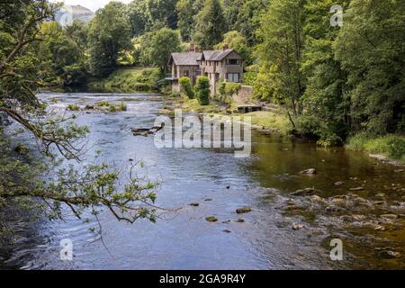 FRONCYSYLLTE, WREXHAM, WALES - JULI 15 : Haus am Fluss Dee in der Nähe von Pontcysyllte Aqueduct, Froncysyllte, Wrexham, Wales, Großbritannien am 15. Juli 2021 Stockfoto