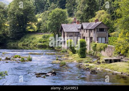 FRONCYSYLLTE, WREXHAM, WALES - JULI 15 : Haus am Fluss Dee in der Nähe von Pontcysyllte Aqueduct, Froncysyllte, Wrexham, Wales, Großbritannien am 15. Juli 2021 Stockfoto