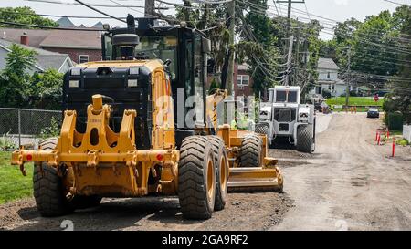 NORWALK, CT, USA - 28. JULI 2021: Schwere Maschine arbeitet im Straßenbau Stockfoto