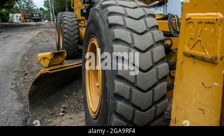 NORWALK, CT, USA - 28. JULI 2021: Schwere Maschine arbeitet im Straßenbau Stockfoto