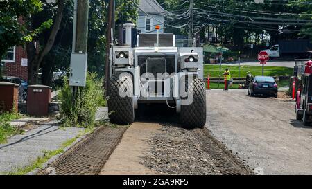 NORWALK, CT, USA - 28. JULI 2021: Schwere Maschine arbeitet im Straßenbau Stockfoto