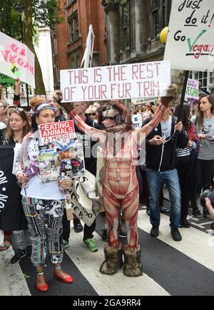 The Official Animal Rights March, London, 2018. Vegane Aktivisten marschieren am 25. August 2018 durch die britische Hauptstadt Stockfoto