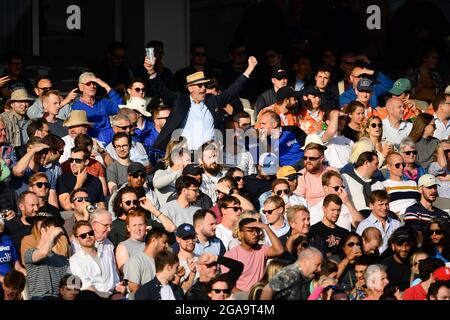 Lords Cricket Ground, London, Großbritannien. Juli 2021. Fans, die das Spiel der Hundert Männer zwischen London Spirit und Trent Rockets genießen: Credit: Ashley Western/Alamy Live News Stockfoto