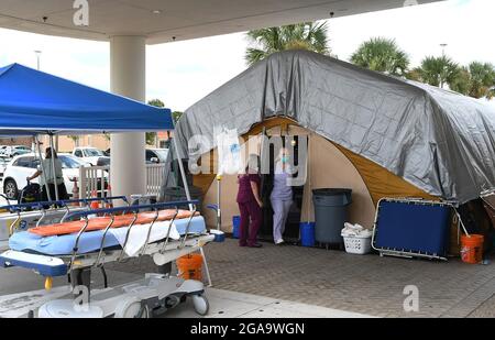 Melbourne, Usa. Juli 2021. Krankenschwestern werden in einem Behandlungszelt vor der Notaufnahme des Holmes Regional Medical Center in Melbourne gesehen. Das Zelt wurde als Überlaufgebiet eingerichtet, da die Zahl der COVID-19-Infektionen in Brevard County, Florida, aufgrund der Delta-Variante und einer großen Anzahl ungeimpfter Bewohner anschwellen soll. Kredit: SOPA Images Limited/Alamy Live Nachrichten Stockfoto