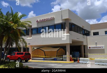 Palm Bay, Usa. Juli 2021. Vor der Notaufnahme des Palm Bay Hospital ist ein Behandlungszelt zu sehen. Das Zelt wurde als Überlaufgebiet eingerichtet, da die Zahl der COVID-19-Infektionen in Brevard County, Florida, aufgrund der Delta-Variante und einer großen Anzahl ungeimpfter Bewohner anschwellen soll. Kredit: SOPA Images Limited/Alamy Live Nachrichten Stockfoto