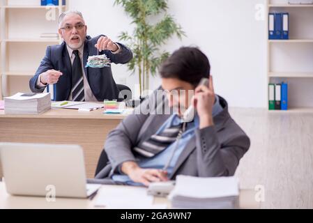 Zwei männliche Buchhalter im Budgetplanungskonzept am Arbeitsplatz Stockfoto