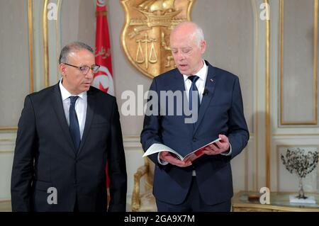 TUNIS, 29. Juli 2021 der tunesische Präsident Kais Saied (R) und Ridha Gharsallaoui werden am 29. Juli 2021 bei einer Einweihungsfeier in Tunis, Tunesien, gesehen. Kais Saied hat Ridha Gharsallaoui zum neuen Innenminister ernannt, sagte die Präsidentschaft am Donnerstag. (Tunesischer Ratsvorsitz/Handout via Xinhua) Quelle: Xinhua/Alamy Live News Stockfoto