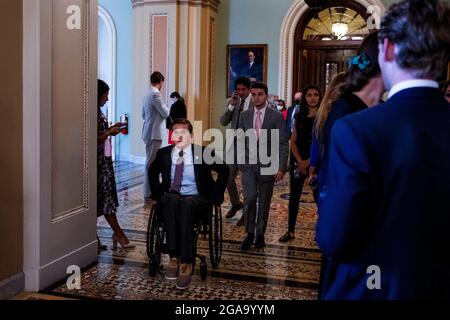 Washington, Vereinigte Staaten. Juli 2021. Der US-Repräsentant Madison Cawthorn (Republikaner von North Carolina) verlässt die Senatskammer, während Mitglieder des House Freedom Caucus in die Senatskammer gehen, um gegen das Maskenmandat im US-Kapitol in Washington, DC, am Donnerstag, den 29. Juli 2021 zu protestieren. Kredit: Rod Lampey/CNP/dpa/Alamy Live Nachrichten Stockfoto