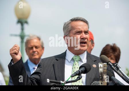 Der Vertreter der Vereinigten Staaten, Jody HICE (Republikaner von Georgien), hält am Donnerstag, den 29. Juli 2021, vor dem US-Kapitol in Washington, DC, eine Pressekonferenz über den Ausschluss von Mitgliedern aus der Republikanischen Konferenz des Repräsentantenhauses ab. Kredit: Rod Lampey/CNP Stockfoto