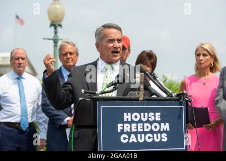 Der Vertreter der Vereinigten Staaten, Jody HICE (Republikaner von Georgien), hält am Donnerstag, den 29. Juli 2021, vor dem US-Kapitol in Washington, DC, eine Pressekonferenz über den Ausschluss von Mitgliedern aus der Republikanischen Konferenz des Repräsentantenhauses ab. Kredit: Rod Lampey/CNP Stockfoto