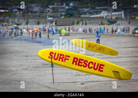 Rettungsschwimmer-Surfbretter sitzen am Strand von Zaimokuza in der Nähe von Kamaura, Japan. Stockfoto