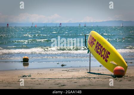 Rettungsschwimmer-Surfbretter sitzen am Strand von Zaimokuza in der Nähe von Kamaura, Japan. Stockfoto