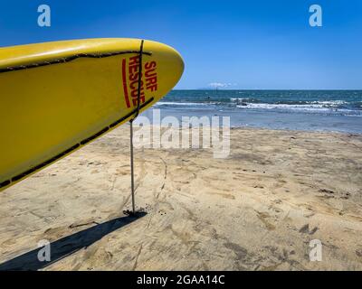 Das Surfbrett eines Rettungsschwimmers sitzt am Zaimokuza Beach in der Nähe von Kamaura, Japan. Stockfoto