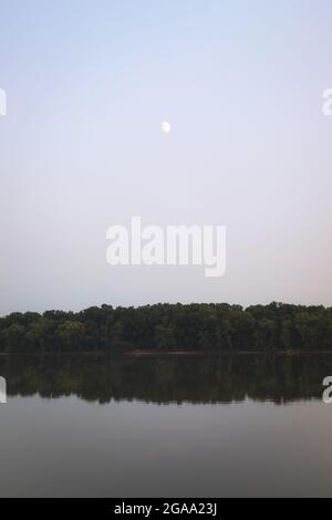 Der Mond steigt über dem Potomac-Fluss im McKee Beshers Wildlife Management Area, Maryland. Stockfoto