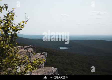 Greenbrier Lake vom Annapolis Rock aus gesehen, ein blick auf den Appalachian Trail, in der Nähe von Boonsboro, Maryland. Stockfoto