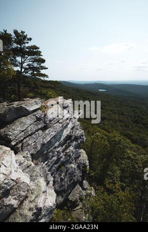 Eine Klippe und der Greenbrier Lake vom Annapolis Rock aus gesehen, eine aussicht auf den Appalachian Trail, in der Nähe von Boonsboro, Maryland. Stockfoto