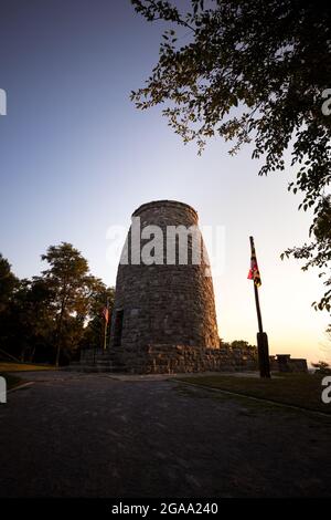 Das erste Washington Monument bei Sonnenuntergang, in der Nähe von Boonsboro, Maryland. Stockfoto