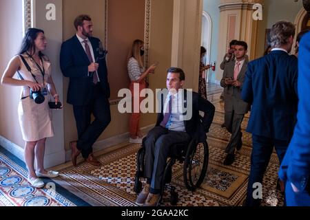 Washington, Vereinigte Staaten Von Amerika. Juli 2021. Der US-Repräsentant Madison Cawthorn (Republikaner von North Carolina) verlässt die Senatskammer, während Mitglieder des House Freedom Caucus in die Senatskammer gehen, um gegen das Maskenmandat im US-Kapitol in Washington, DC, am Donnerstag, den 29. Juli 2021 zu protestieren. Quelle: Rod Lampey/CNP/Sipa USA Quelle: SIPA USA/Alamy Live News Stockfoto