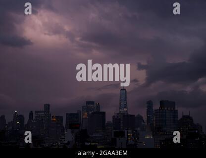 New York, Usa. Juli 2021. Der Himmel dreht sich nach Sonnenuntergang hinter dem One World Trade Center und der Skyline von Manhattan in New York City am Donnerstag, dem 29. Juli 2021, in einen violetten Schatten. Foto von John Angelillo/UPI Credit: UPI/Alamy Live News Stockfoto