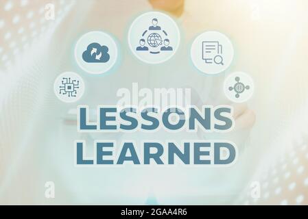 Inspiration zeigt Zeichen Lessons Learned. Geschäftsidee das Wissen oder Verständnis gewonnen durch Erfahrung Lady Holding Tablet Drücken auf Virtual Stockfoto