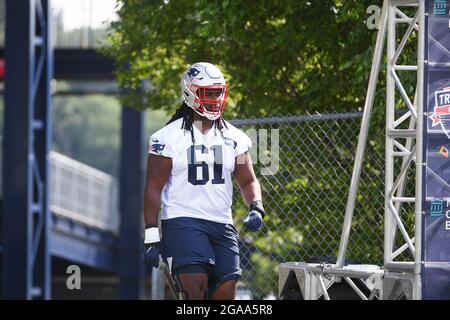 Donnerstag, 29. Juli 2021: New England Patriots Offensive Lineman R.J. Prince (61) geht zu den Übungsfeldern des New England Patriots Trainingslagers, das auf den Übungsfeldern im Gillette Stadium in Foxborough, Massachusetts, abgehalten wird. Eric Canha/CSM Stockfoto