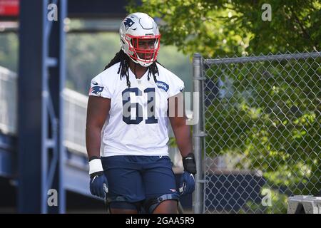 Donnerstag, 29. Juli 2021: New England Patriots Offensive Lineman R.J. Prince (61) geht zu den Übungsfeldern des New England Patriots Trainingslagers, das auf den Übungsfeldern im Gillette Stadium in Foxborough, Massachusetts, abgehalten wird. Eric Canha/CSM Stockfoto