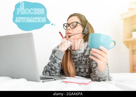 Inspiration mit Zeichen Process Automation. Business-Präsentation der Einsatz von Technologie zur Automatisierung von Geschäftsaktionen Callcenter Agent arbeitet von zu Hause aus Stockfoto