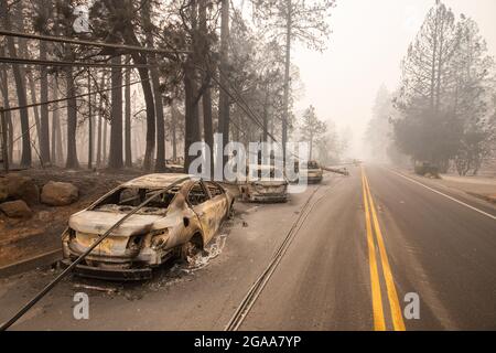 Ausgebrannte Autos sitzen am 10. November 2018 in Paradise California am Straßenrand, nachdem sie von Bewohnern verlassen wurden, die vor dem tödlichen Lagerfeuer fliehen Stockfoto