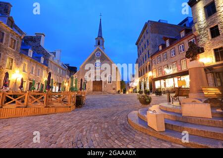 Place Royale, beleuchtet in der Abenddämmerung im Sommer, Quebec City, Kanada Stockfoto