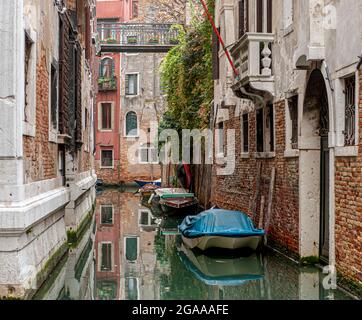 Die Boote dockten in einem der vielen kleineren Kanäle, die vor dem Canale Grande laufen. Stockfoto