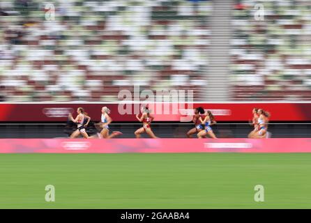 Tokio, Japan. Juli 2021. Wang Chunyu (3. L) aus China tritt während der 800-Meter-Hitze der Frauen bei den Olympischen Spielen 2020 in Tokio, Japan, am 30. Juli 2021 an. Quelle: Li Ming/Xinhua/Alamy Live News Stockfoto