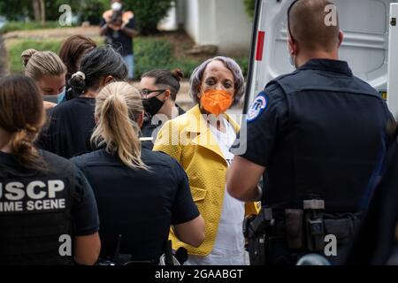 Washington, Vereinigte Staaten. Juli 2021. Aktivisten werden während eines Protestes für Wahlrechte in Washington, DC, am Donnerstag, den 29. Juli, vor dem Gebäude des Senatsbüros von Hart verhaftet. 2021. Kredit: Rod Lampey/CNP/dpa/Alamy Live News Stockfoto