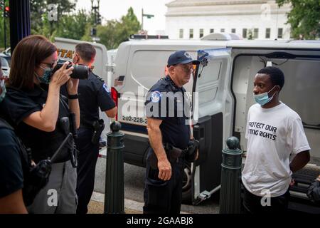 Washington, Vereinigte Staaten. Juli 2021. Jared Sawyer aus Atlanta, GA, wird während eines Protestes für Wahlrechte in Washington, DC, am Donnerstag, den 29. Juli, mit anderen Aktivisten außerhalb des Hart Senate Office Building verhaftet. 2021. Kredit: Rod Lampey/CNP/dpa/Alamy Live News Stockfoto