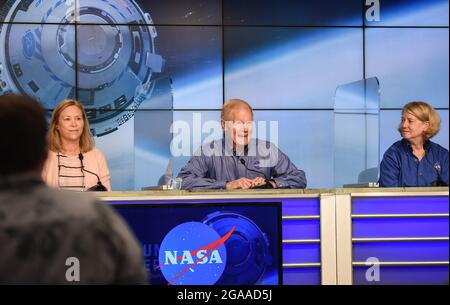 Kennedy Space Center, Usa. Juli 2021. NASA-Administrator Bill Nelson spricht bei einer Pressekonferenz im Kennedy Space Center, während Janet Petro, Direktorin des Kennedy Space Center (links) und Pam Melroy, stellvertretender Administrator der NASA (rechts), auf sie schauen. Die Pressekonferenz fand im Vorfeld des für Juli 30 geplanten Boeing Starliner Orbital Flight Test 2 statt. Die Mission wurde verschoben, nachdem sich ein Problem auf der Internationalen Raumstation entwickelt hatte. Kredit: SOPA Images Limited/Alamy Live Nachrichten Stockfoto