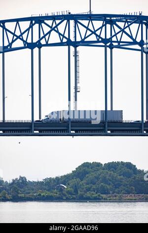 Großer LKW über die Blaue Brücke, Tri-Cities, Washington State, USA Stockfoto