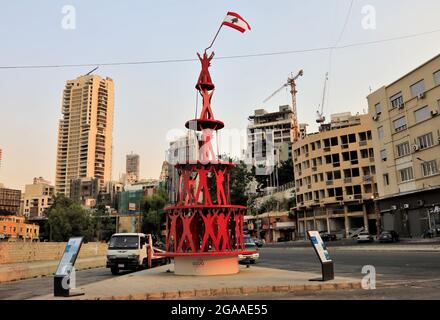 Beirut. Juli 2021. Das am 29. Juli 2021 aufgenommene Foto zeigt ein Denkmal für die Anlegearbeiten des Hafens von Beirut im Libanon. Im Libanon jährt sich die verheerende Explosion im Hafen von Beirut zum 1. Mal zum Jahrestag, bei der Hunderttausende Menschen ihre Häuser und ihr Eigentum verloren, etwa 200 Familien Angehörige verloren und mehr als 6,000 Menschen verletzt wurden. Quelle: Liu Zongya/Xinhua/Alamy Live News Stockfoto