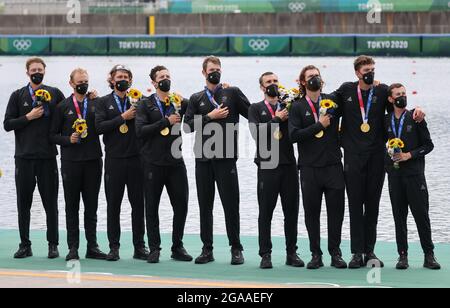 Tokio, Japan. Juli 2021. Rudern: Olympiade, 8 Gekochte, Männer, Sea Forest Waterway Finale. Neuseeland (Thomas Mackintosh, Hamish Bond, Thomas Murray, Michael Brake, Daniel Hunter Williamson, Phillip Wilson, Shaun Kirkham, Matthew Macdonald, Sam Bosworth) jubeln bei der Siegerehrung mit einer Goldmedaille an. Quelle: Jan Woitas/dpa-Zentralbild/dpa/Alamy Live News Stockfoto