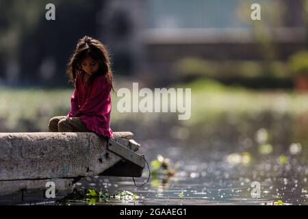 Mexiko-Stadt, Mexiko. Juli 2021. Ein Mädchen fährt am 29. Juli 2021 auf einem Boot an den Xochimilco-Kanälen in Mexiko-Stadt, Mexiko. Quelle: Francisco Canedo/Xinhua/Alamy Live News Stockfoto