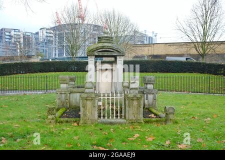 Das Grabmal des Architekten Sir John Soane auf dem Friedhof der St Pancras Old Church in London, das er für seine Frau entwarf. Stockfoto