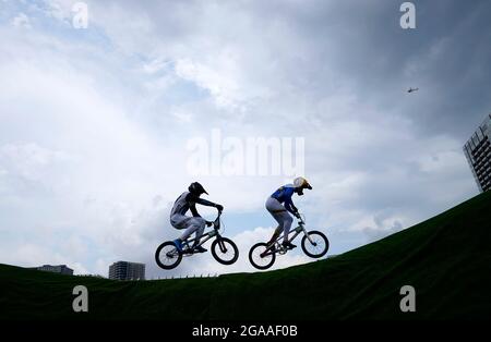 Aktion des Halbfinales Cycling BMX Racing im Ariake Urban Sports Park am siebten Tag der Olympischen Spiele 2020 in Tokio in Japan. Bilddatum: Freitag, 30. Juli 2021. Stockfoto