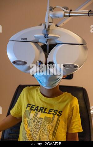 Junge bekommt Augenuntersuchung im Optiker-Büro, USA Stockfoto