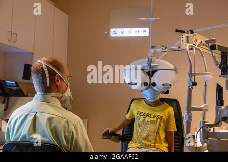 Junge bekommt Augenuntersuchung im Optiker-Büro, USA Stockfoto