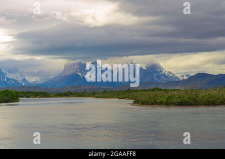 Dramatische Wolken und regnerisches Wetter über den Gipfeln der Cuernos und Torres del Paine Andes im Frühling, dem Nationalpark Torres del Paine, Patagonien, Chile. Stockfoto