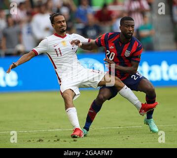 Austin, Texas, USA. Juli 2021. Der US-Verteidiger SHAQ MOORE (20) schiebt Katar AKRAM AFIF (11) in der zweiten Hälfte des CONCACAF Gold Cup Halbfinales zwischen den USA und Katar am 29. Juli 2021 in Austin, Texas, aus dem Weg. Die Vereinigten Staaten gewannen 1:0. (Bild: © Scott Coleman/ZUMA Press Wire) Stockfoto